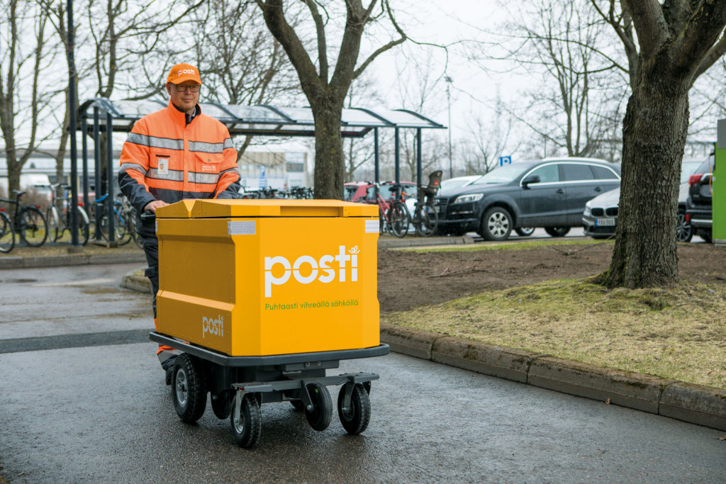 Finnischer Pöstler mit dem KYBURZ eTrolley von vorne gesehen