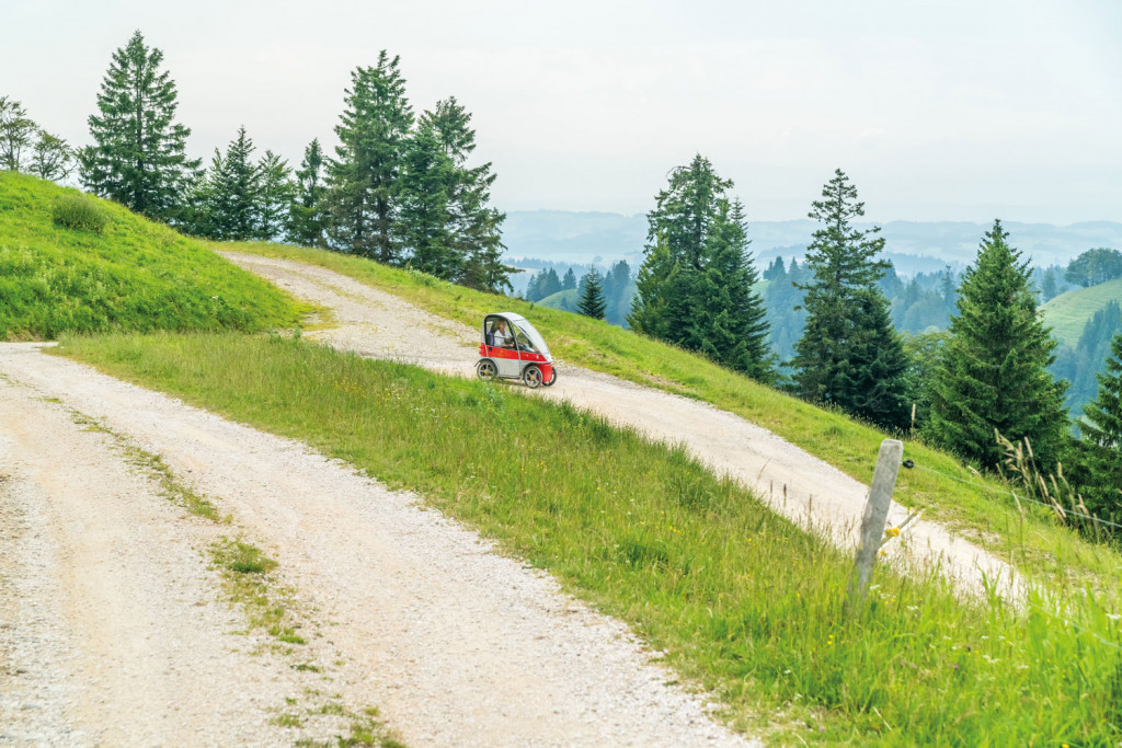 Janine Landweer fährt mit dem KYBURZ PLUS auf die ALP