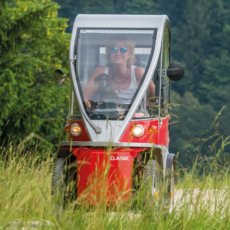 Janine Landweer mit Hund im KYBURZ PLUS